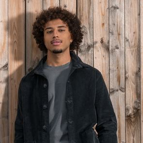 Ο Ηρακλής Τσουζίνοφ φορά τα απαραίτητα items του ανδρικού casual dressing