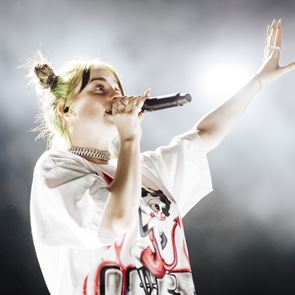 Η Billie Eilish και η τέχνη του να είσαι η μεγαλύτερη ποπ σταρ της εποχής σου