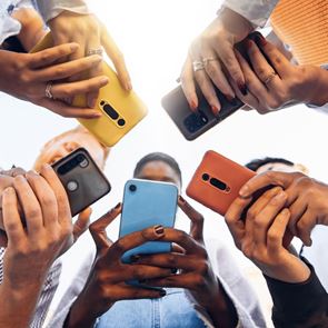 Η αγορά των smartphones επανήλθε στα επίπεδα του 2014