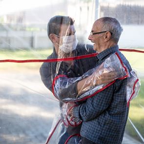 Σε οίκο ευγηρίας στην Ιταλία έφτιαξαν δωμάτια ασφαλούς αγκαλιάς