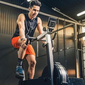 Αεροβική ή βάρη: Πώς να ξεκινήσεις την <em>προπόνησή</em> σου