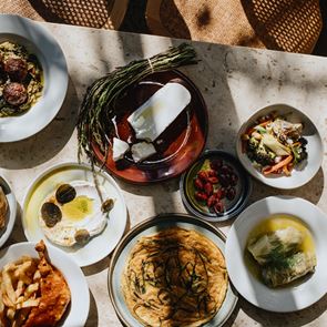 Αυτά είναι τα καλύτερα εστιατόρια ελληνικής κουζίνας για το 2025