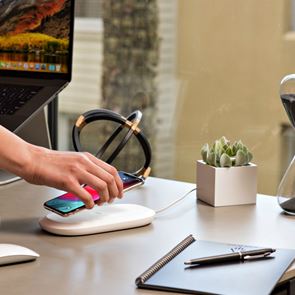 Ο πρώτος wireless φορτιστής που κρατά backup των αρχείων