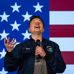 O Elon Musk 'τα βάζει' με την Jennifer Lopez για να υπερασπιστεί τον Trump