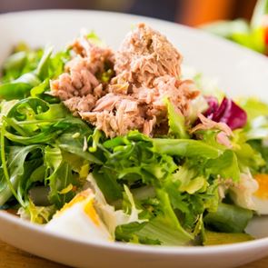 Το λάθος που κάνεις στη σαλάτα με τόνο