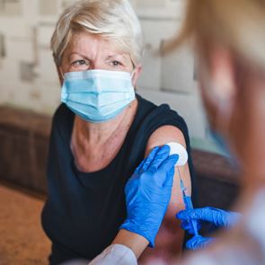 Ο λόγος που &#39;πάγωσαν&#39; οι εμβολιασμοί με J&amp;J ή Astrazeneca