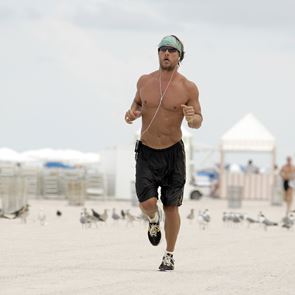 Διάσημοι που πίνουν νερό στο όνομα της γιόγκα