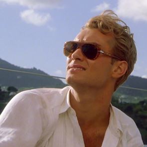 Η Persol αναβιώνει τα γυαλιά ηλίου του Jude Law από τα 90s