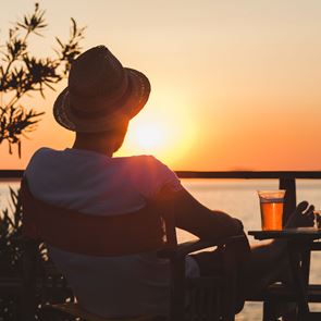 Οι <em>μπύρες</em> στο ηλιοβασίλεμα κάνουν καλό