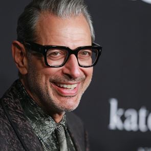Ο Jeff Goldblum καταρρίπτει ξανά τους κατεξοχήν κανόνες του αντρικού στυλ