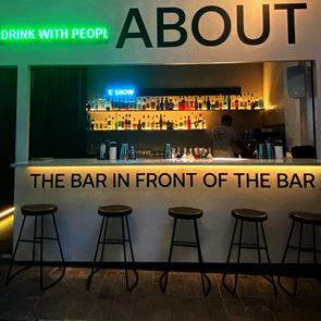 Στο κέντρο της Αθήνας, ένα μπαρ σερβίρει μπροστά από ένα άλλο μπαρ