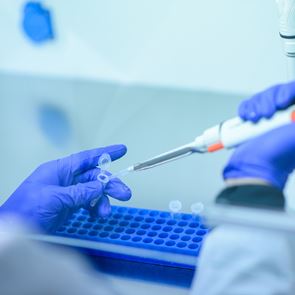Γιατί η AstraZeneca ανέστειλε το <em>εμβόλιο</em> για τον SARS-CoV-2