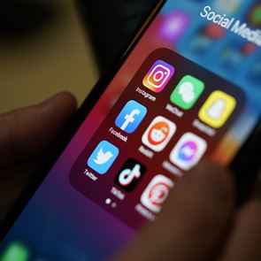 Πώς θα βρεις ποια sites διαρρέουν τα δεδομένα σου σε Facebook και Instagram