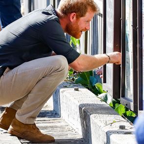 Ο πρίγκιπας Harry δείχνει πώς φοριούνται τα σουέντ &lt;em>παπούτσια&lt;/em>