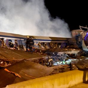 10+1 συγκλονιστικές φωτογραφίες από τη σύγκρουση τρένων στα Τέμπη