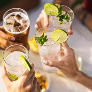 Τα δύο αλκοολούχα ποτά που δεν είναι τόσο καλά για την υγεία σου, σύμφωνα με το Harvard