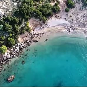 Μπάνιο στην παραλία δίπλα από το ακριβότερο ελληνικό σπίτι