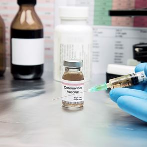 Ξεκινά η διανομή των &lt;em>εμβολίων&lt;/em> Covid-19 της Moderna στην Ευρώπη