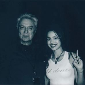Ο David Byrne διασκευάζει το Drivers License της Olivia Rodrigo