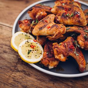 Παϊδάκια <em>κοτόπουλου</em> με σάλτσα μπίρας, ένα μικρό έπος