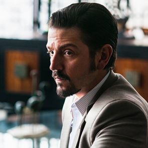Αξίζει να δεις το Narcos: Mexico για τα σακάκια των πρωταγωνιστών