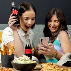 Η δική μου μαγική Κυριακή έχει binge-watch &lt;em>σειράς&lt;/em> παρέα με την κολλητή