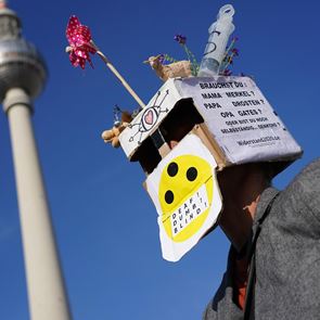 Αντιεμβολιαστές, ακροδεξιοί και συνωμοσιολόγοι διαδηλώνουν στην Γερμανία