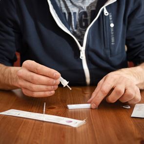 Ποιοι μπορούν να λείπουν από τη δουλειά με θετικό rapid test, χωρίς PCR