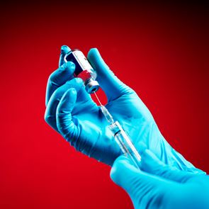 Οι μισές δόσεις μελλοντικών εμβολίων για τον κορονοϊό έχουν προαγοραστεί από τις πλούσιες χώρες