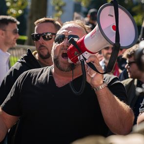 Τι μάθαμε από την ιστορία του συνωμοσιολόγου Alex Jones