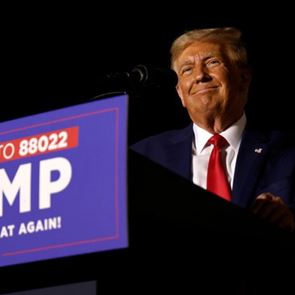 O Donald <em>Trump</em> πουλάει χριστουγεννιάτικο χαρτί περιτυλίγματος με τον εαυτό του