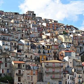 Η κωμόπολη της Σικελίας που προσφέρει δωρεάν σπίτια