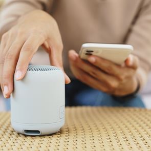 Ποια είναι η φωνή που ακούς καθημερινά στις συσκευές σου αλλά δεν τη ξέρεις