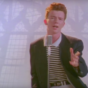 Πιο επίκαιρο από ποτέ, το στυλ του Rick Astley στο Never Gonna Give You Up