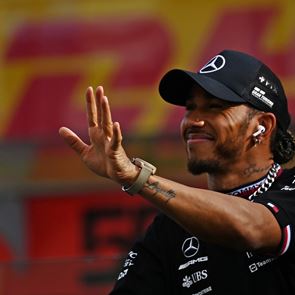 Ο Lewis Hamilton &quot;διέλυσε&quot; τη Nissan GTR Skyline R34