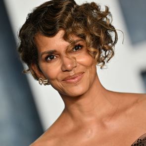 Halle Berry με μπικίνι για να μπει καλά ο Οκτώβριος