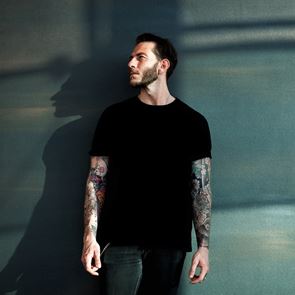 Τι σημαίνει όταν φοράς μαύρα ή λευκά ρούχα