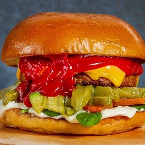 Ήρθε η ώρα να μιλήσουμε για το πιο viral vegan burger της Αθήνας