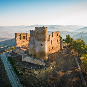 Αποκτώντας ένα μυθικό κάστρο στην τιμή ενός κανονικού σπιτιού