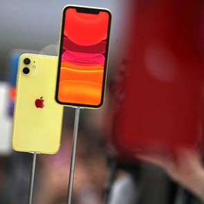 Το <em>iPhone</em> 11 εκπέμπει πολλή ακτινοβολία. Πρέπει να ανησυχούμε;