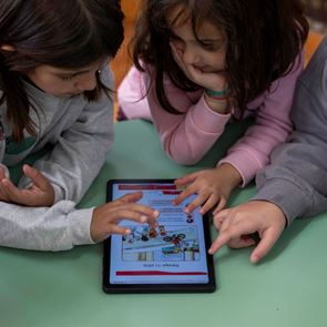 COSMOTE TELEKOM: νέα εποχή συνδεσιμότητας σε όλα τα δυσπρόσιτα σχολεία της χώρας με δωρεάν γρήγορο ίντερνετ