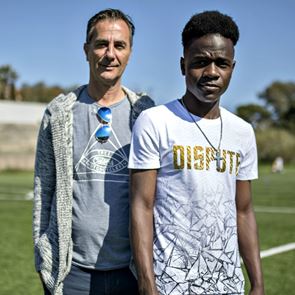 Cosmos FC: H ομάδα από τη Λέσβο που συντρίβει τον ρατσισμό