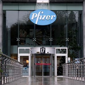 Η Pfizer ετοιμάζει τρίτη ενισχυτική δόση και νέο <em>εμβόλιο</em> για τη μετάλλαξη Δέλτα