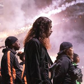 Η Athena του Romain Gavras είναι η άλλη όψη του Emily in Paris