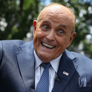 Η σουρεαλιστική αποκαθήλωση του Rudy Giuliani