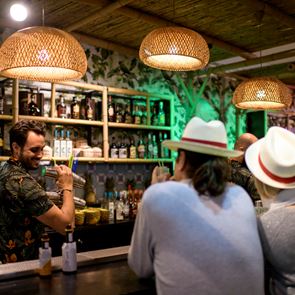 Η μεγάλη γιορτή των μπαρ επιστρέφει στην Αθήνα