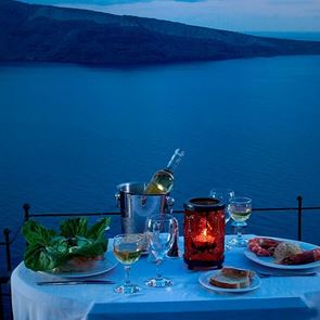 Ο Γκίκας Ξενάκης δημιουργεί με φόντο την Καλντέρα