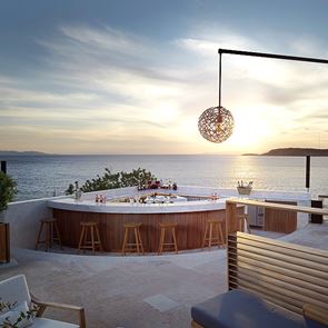 Ένα από τα ομορφότερα bars του καλοκαιριού θα το βρεις στη Βουλιαγμένη