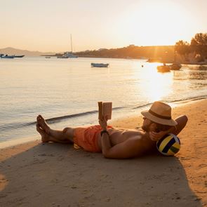 Πέντε βιβλία Ελλήνων πεζογράφων που αξίζει να διαβάσεις αυτό το καλοκαίρι