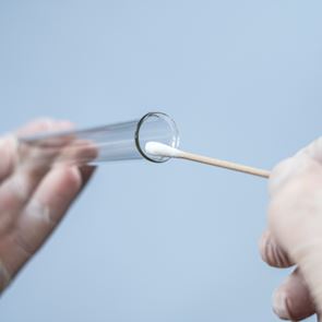 Μεταδίδεται ο &lt;em>κορονοϊός&lt;/em> με το σάλιο;